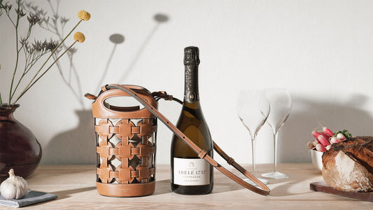 Le sac nomade Le Tanneur, élégant écrin de cuir pour le champagne Abelé 1757