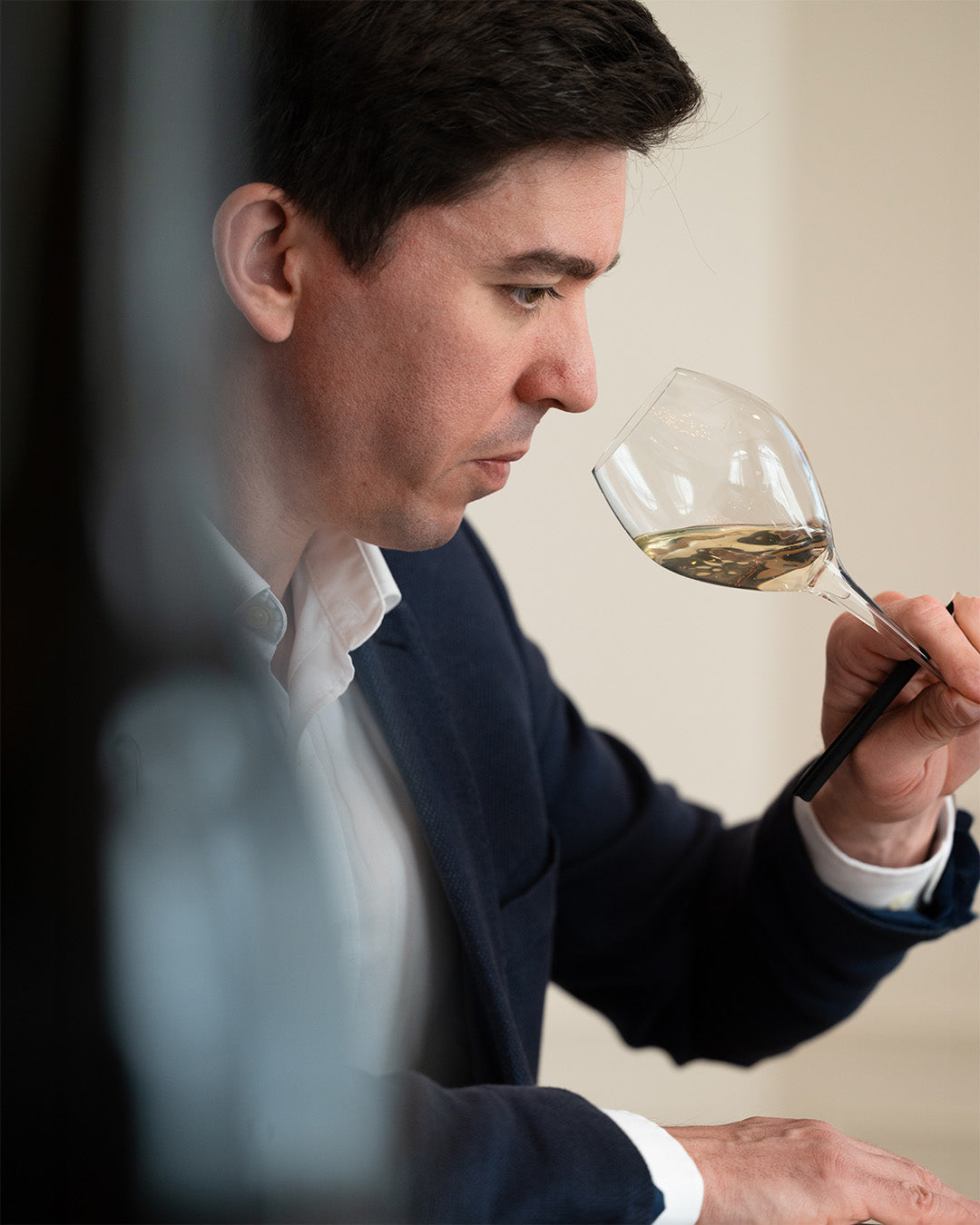 Travail d'assemblage du champagne par le chef de caves