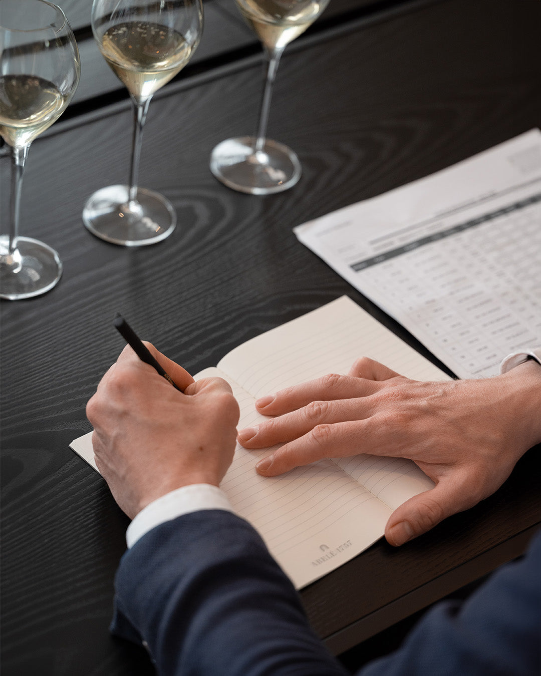 Travail d'assemblage du champagne par le chef de caves